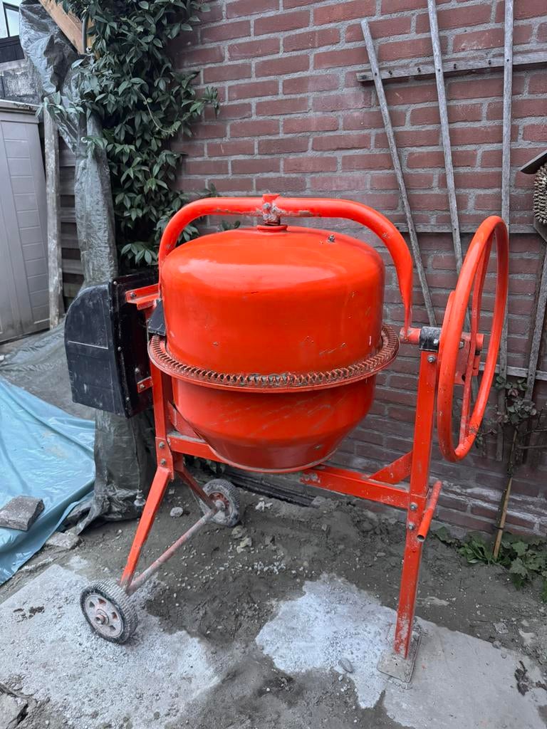 Betonmolen 140 liter elektrisch, Ophalen, Zo goed als nieuw