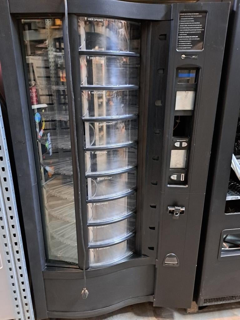 Gekoelde automaat voor aardbeien en kersen, Ophalen