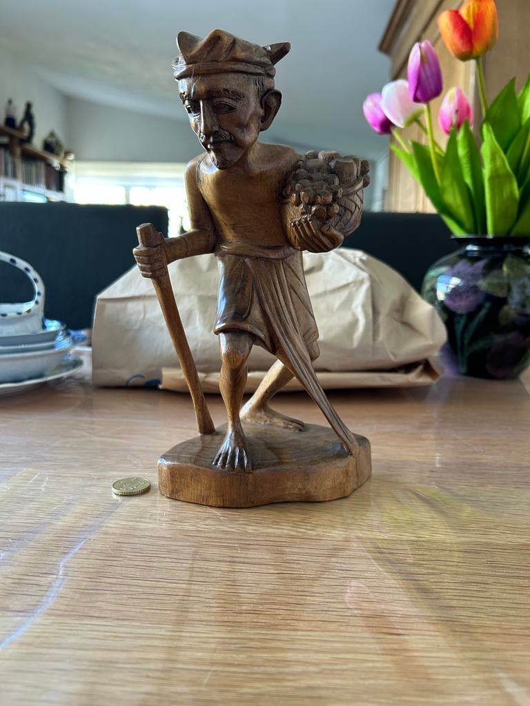 Vintage houten beeldje oude man met mand en stok, Ophalen of Verzenden