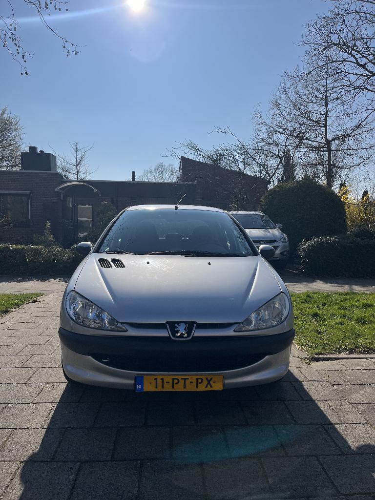 Peugeot 206 1.4 5D 2004 Grijs, Auto's, Voorwielaandrijving, 4 cilinders, Origineel Nederlands, Particulier