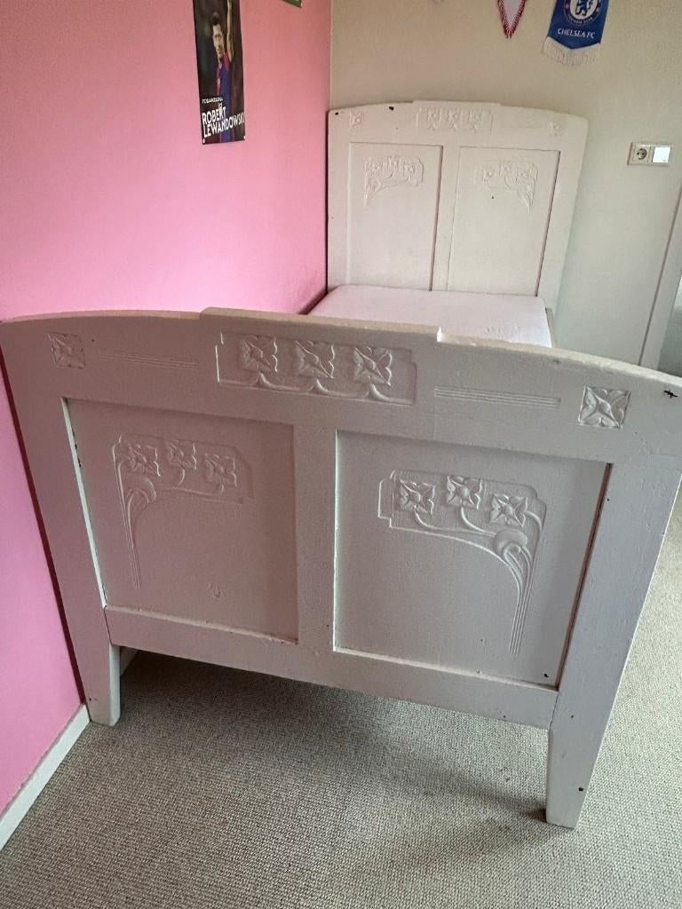 Te koop wit houten kinderbed (antiek) en kast, Kinderen en Baby's, Kinderkamer | Bedden, Ophalen, 85 tot 100 cm, Gebruikt, Lattenbodem