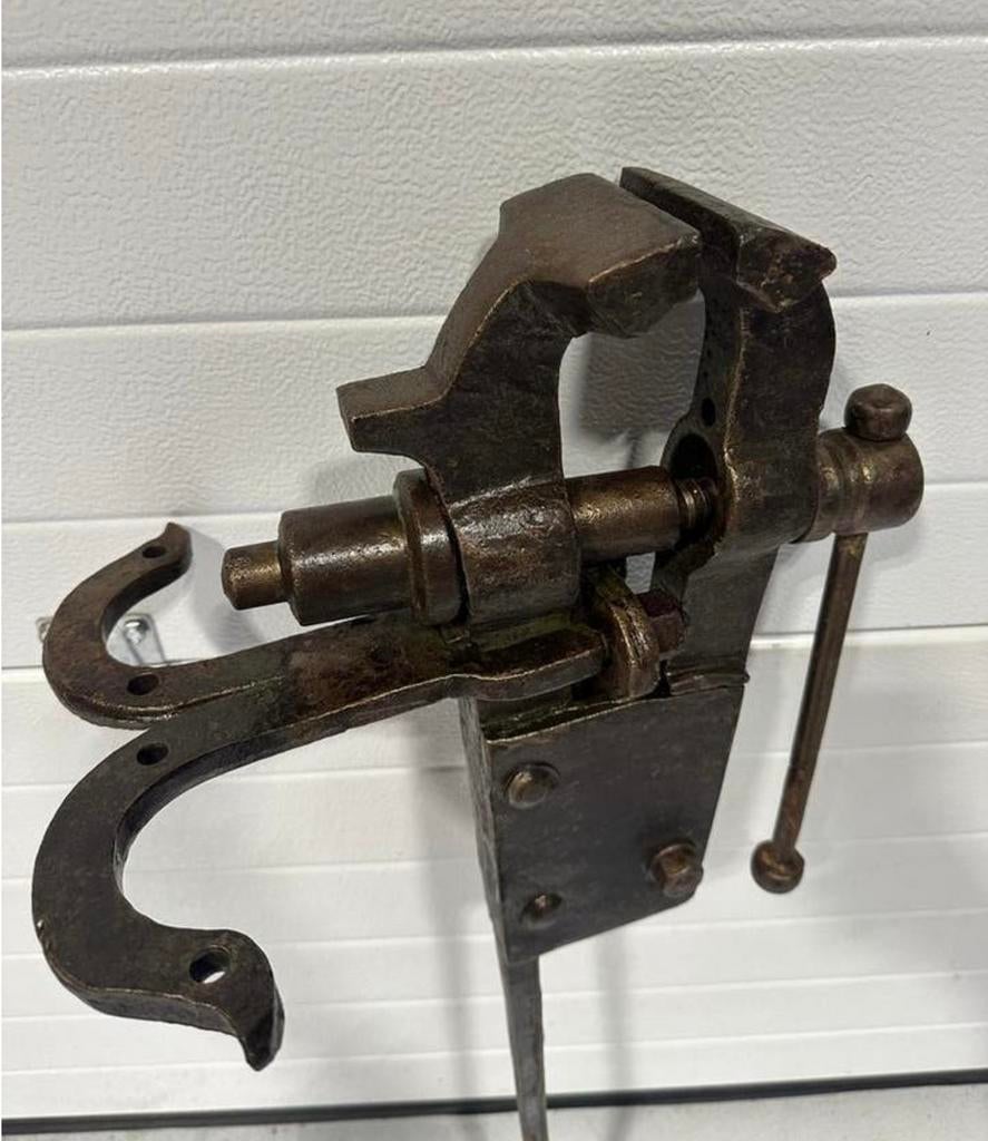 Oude staartbankschroef uit smederij bankschroef smidse smid, Ophalen