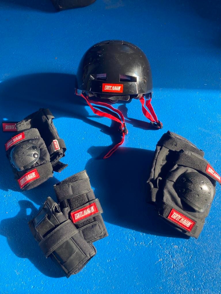 Tony Hawk skate set, helm + beschermstukken, Ophalen of Verzenden, Zo goed als nieuw, Bescherming