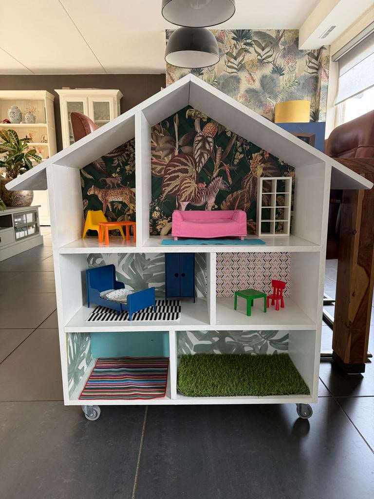 Groot poppenhuis met meubeltjes en jungle behang, Kinderen en Baby's, Speelgoed | Poppenhuizen, Ophalen, Gebruikt, Poppenhuis