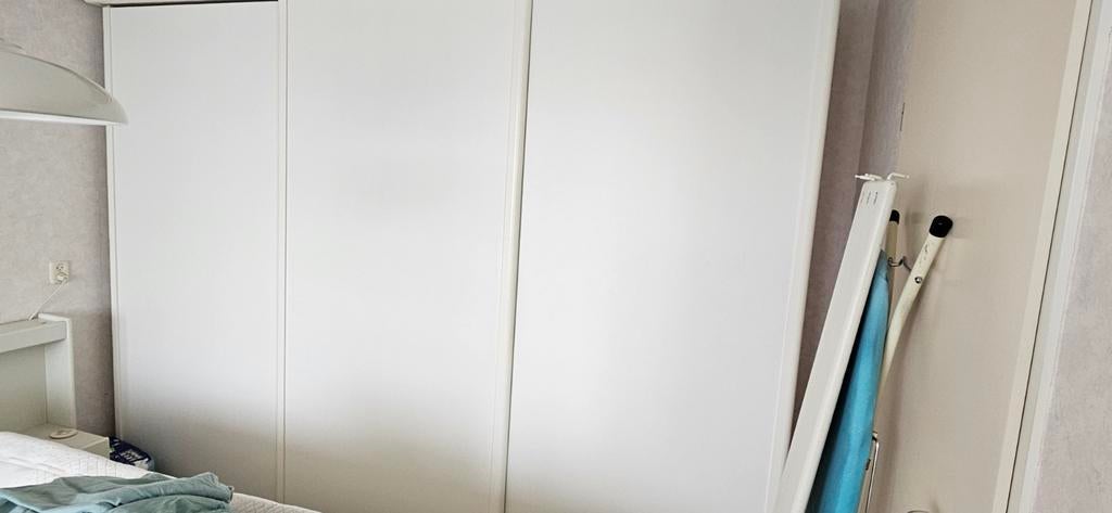 Witte kledingkast, drie deuren. Gekocht bij Dreamland., Ophalen, Gebruikt, 50 tot 75 cm, 150 tot 200 cm