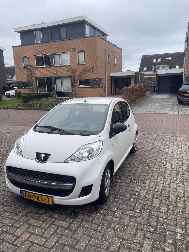 Peugeot 107 1.0 12V E-vti 68PK 3DR 2011 Wit, Auto's, Voorwielaandrijving, 4 stoelen, Origineel Nederlands, Handgeschakeld