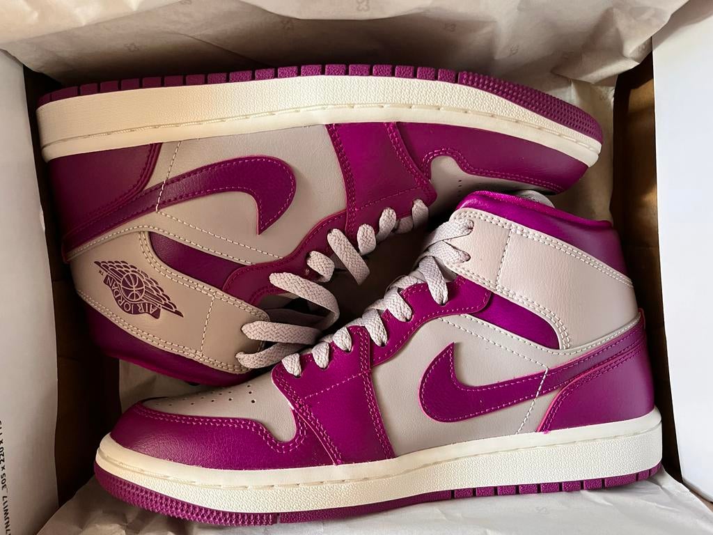 Nike Air Jordan 1 Mid Magenta nieuw 40, Kleding | Dames, Schoenen, Ophalen of Verzenden, Nieuw, Roze, Sneakers of Gympen