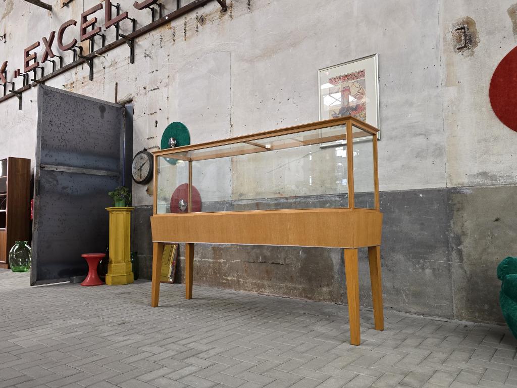 Grote Jaren 60 Museum Vitrine Kast Vintage Vitrinekast Zwart, Huis en Inrichting, Kasten | Vitrinekasten, Gebruikt, Ophalen of Verzenden