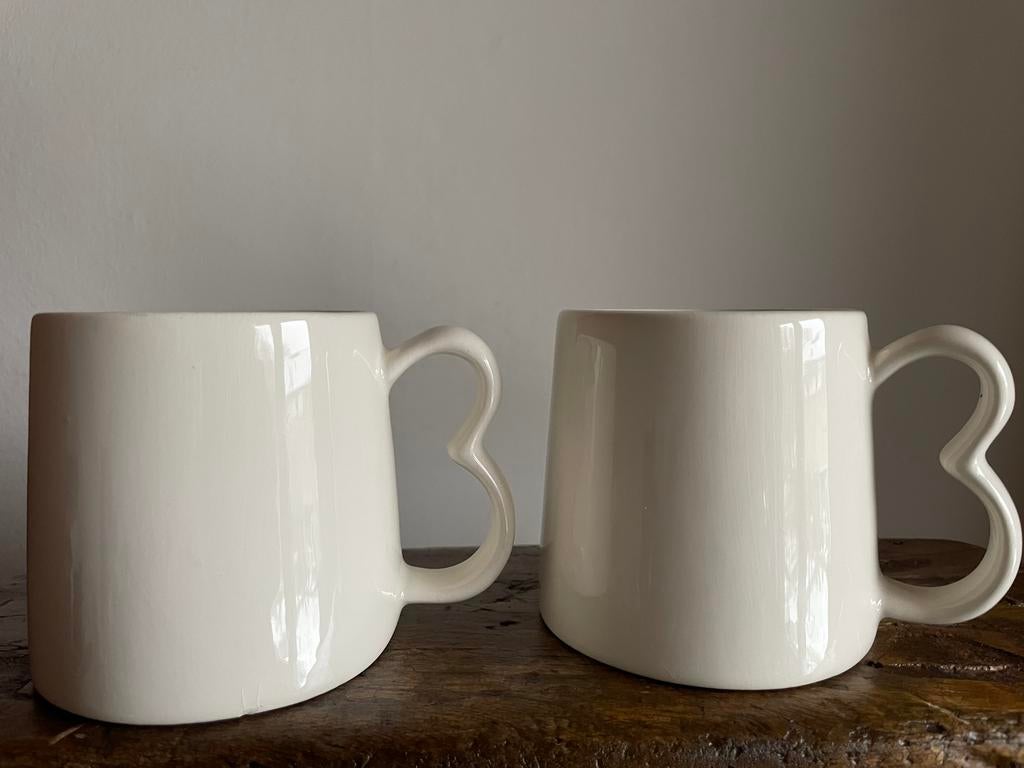 2 Royal Boch Belgium Piet Stockmans mokken hartvormig oor, Ophalen of Verzenden, Zo goed als nieuw, Overige stijlen, Kop(pen) en/of Schotel(s)