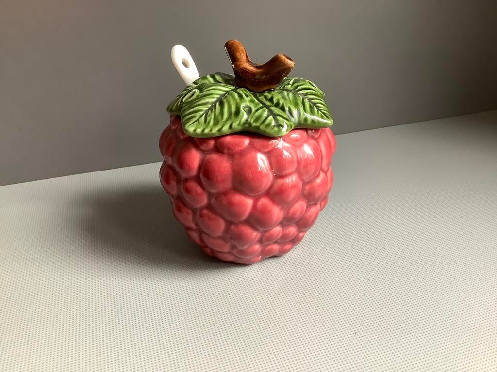Leuke jampot in frambozenvorm met stenen lepel, Ophalen of Verzenden