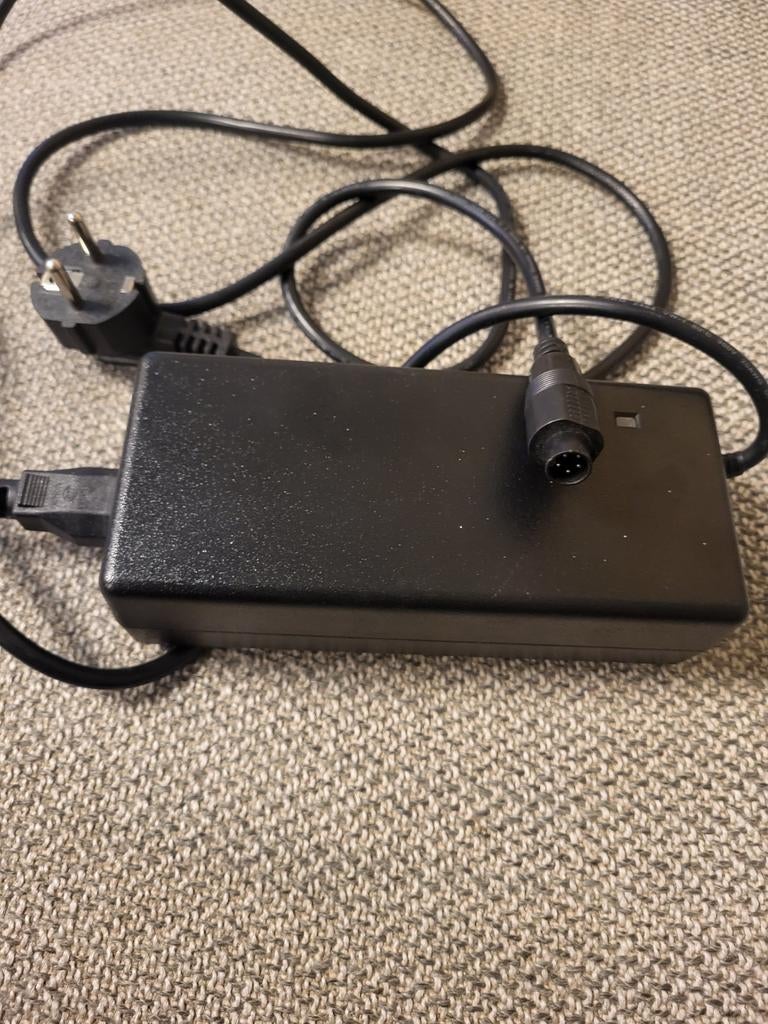 Nieuwe acculader sparta /batavus, Fietsen en Brommers, Fietsaccessoires | Fietsaccu's, Ophalen of Verzenden, Nieuw