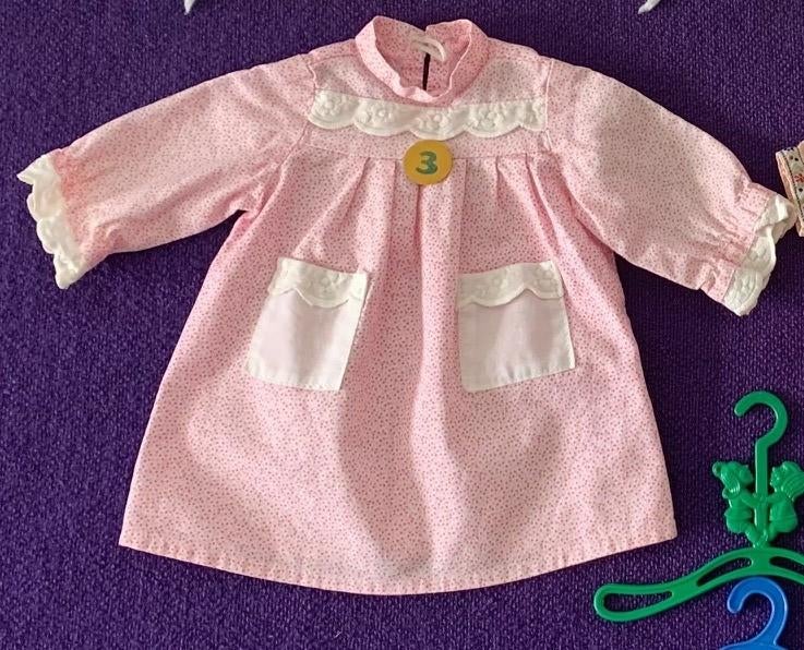 Roze poppenjurkje, 2 poppenpruikjes, fluwelen rok+ bovenstuk, Ophalen of Verzenden, Gebruikt, Accessoires