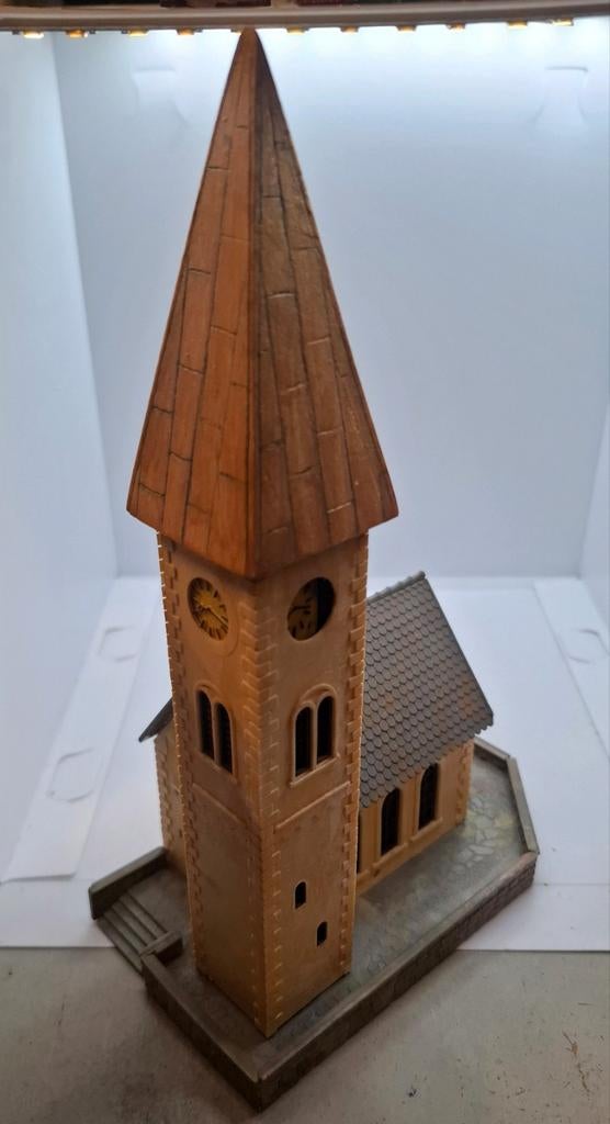 Kerk met vierkant punt toren in ho, Hobby en Vrije tijd, Modeltreinen | H0, Gebruikt, Gelijkstroom of Wisselstroom, Brug, Tunnel of Gebouw