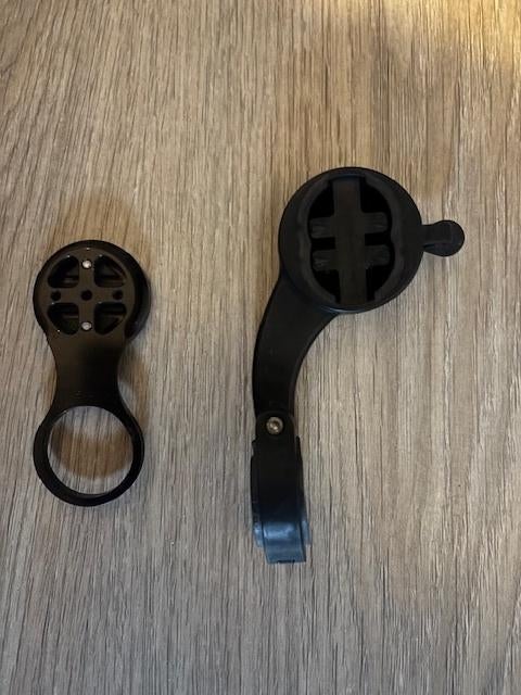 Garmin fietscomputer houder (linker op de foto), Fietsen en Brommers, Fietsaccessoires | Fietscomputers, Ophalen of Verzenden