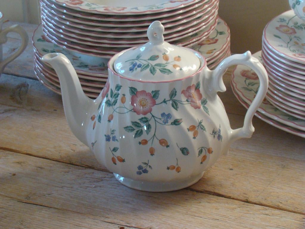 Servies, Engels, Churchill Briar Rose, gaaf, Ophalen of Verzenden