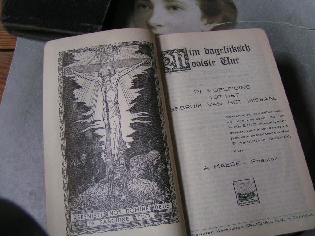 Volledig dagmissaal Mijn dagelijksch Mooiste Uur nr SS 696, Antiek en Kunst, Antiek | Boeken en Bijbels, Verzenden