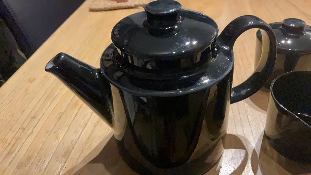 Arabia teema , Iittala ,zwart ,theepot ,roomkan en suikerpot, Huis en Inrichting, Gebruikt, Keramiek, Overige typen, Ophalen of Verzenden