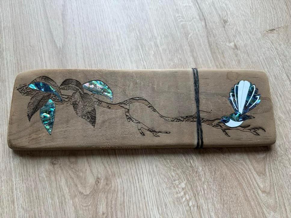 Unieke houten wanddecoratie met schelp inleg - Nieuw Zeeland, Wandsculptuur, Gebruikt, Hout, Ophalen of Verzenden