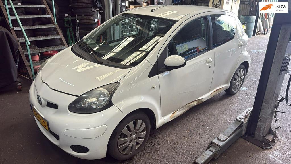 Toyota Aygo 1.0-12V Xcite White inruil auto met airco!, Voorwielaandrijving, Gebruikt, 4 stoelen, Origineel Nederlands
