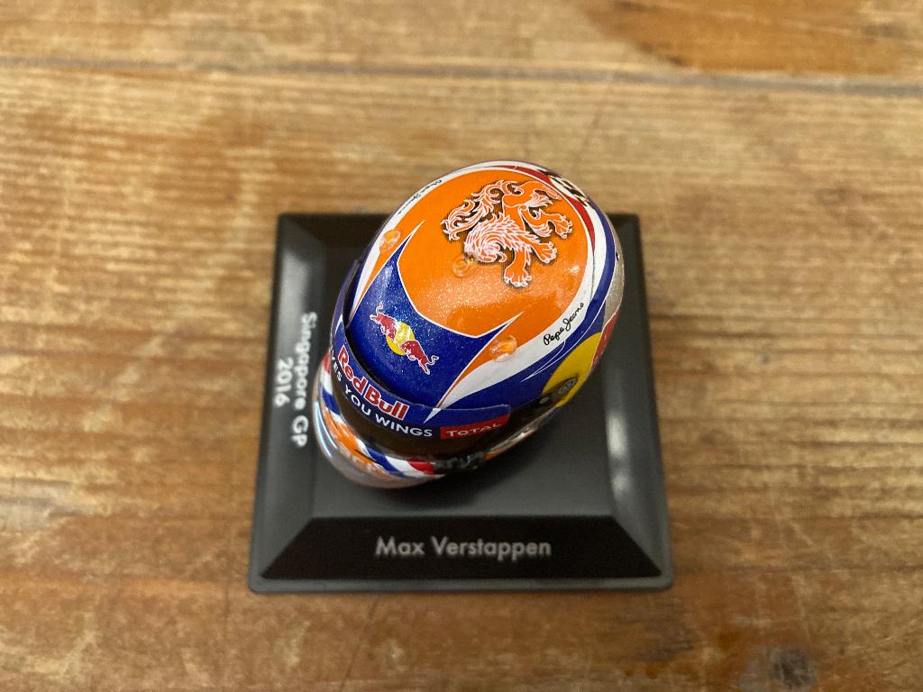 ✅ Max Verstappen 1:8 Helm Red Bull RB12 Singapore GP 2016, Verzamelen, Ophalen of Verzenden, Nieuw, Formule 1