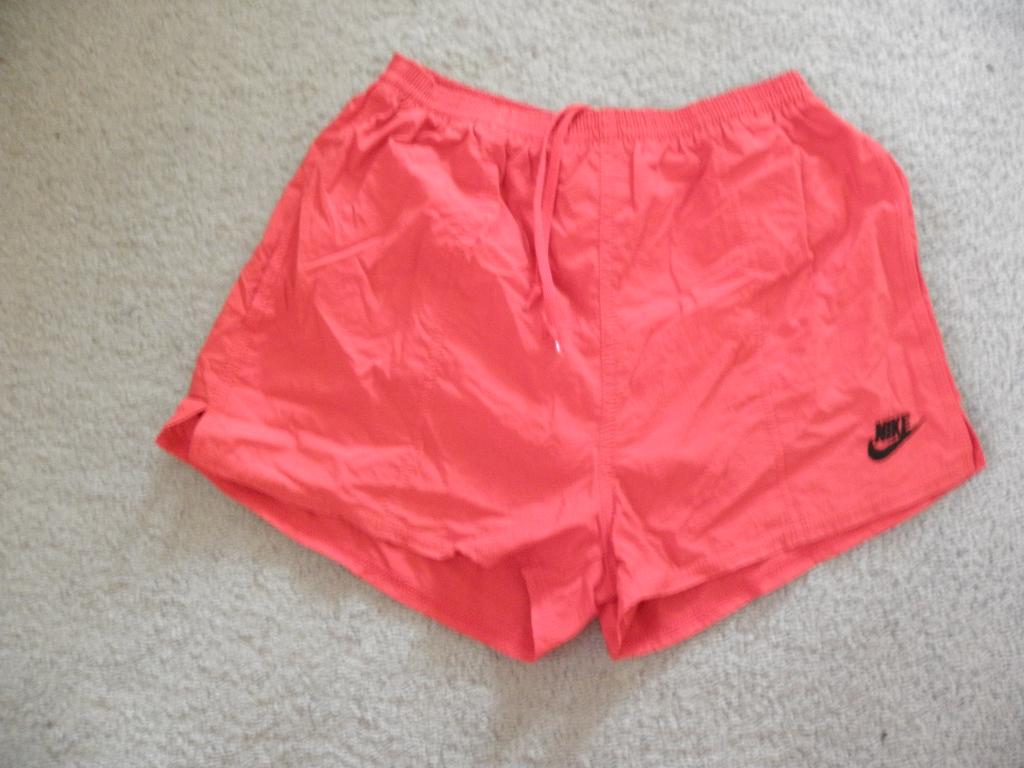 Origineel rood zwem short bermuda broekje NIKE mt 164 prima, Kinderen en Baby's, Kinderkleding | Maat 164, Gebruikt, Sport- of Zwemkleding