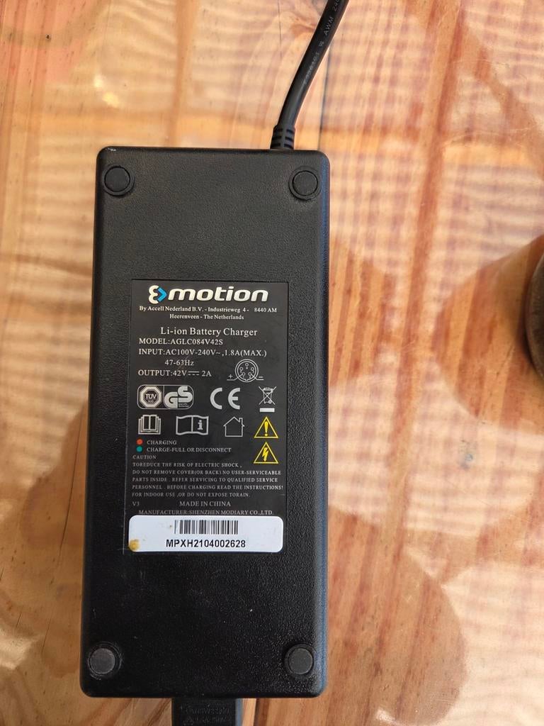 E-motion Li-ion acculader, Fietsen en Brommers, Ophalen of Verzenden