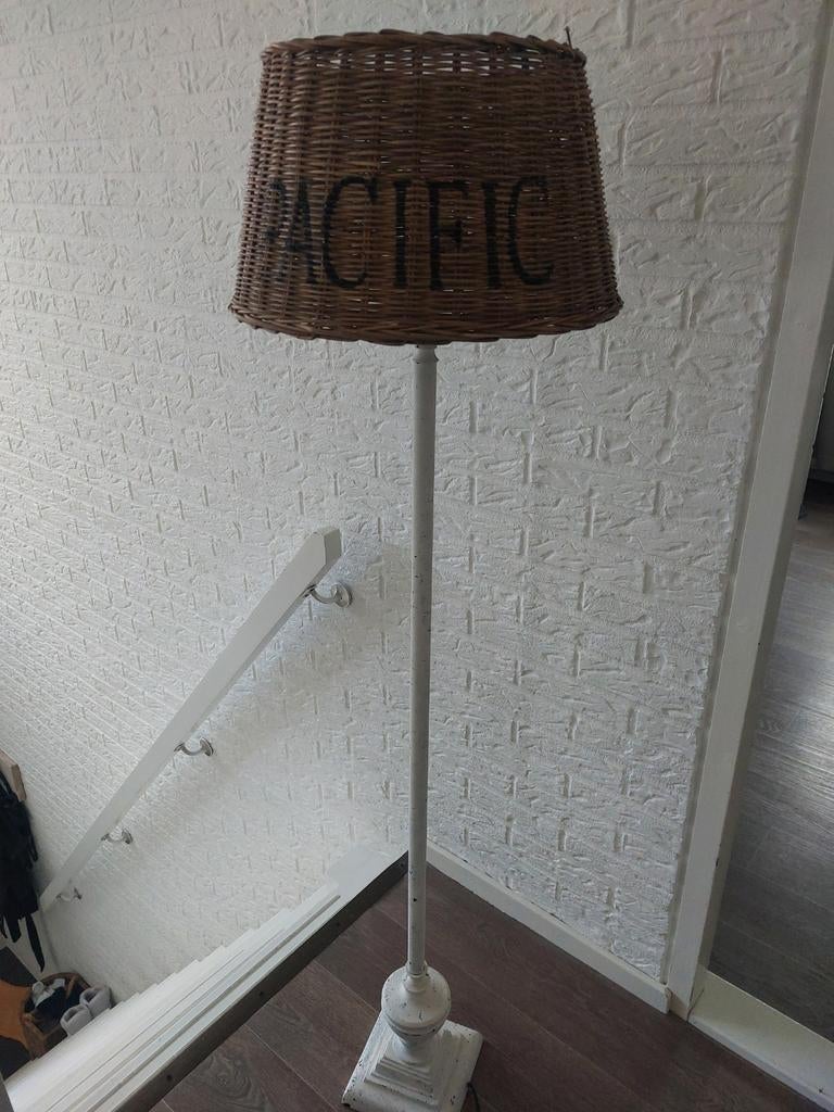 Riviera Maison Staande Lamp met Rotan Lampenkap 'Pacific', Ophalen, Gebruikt, Landelijk, Riviera Maison, Overige materialen