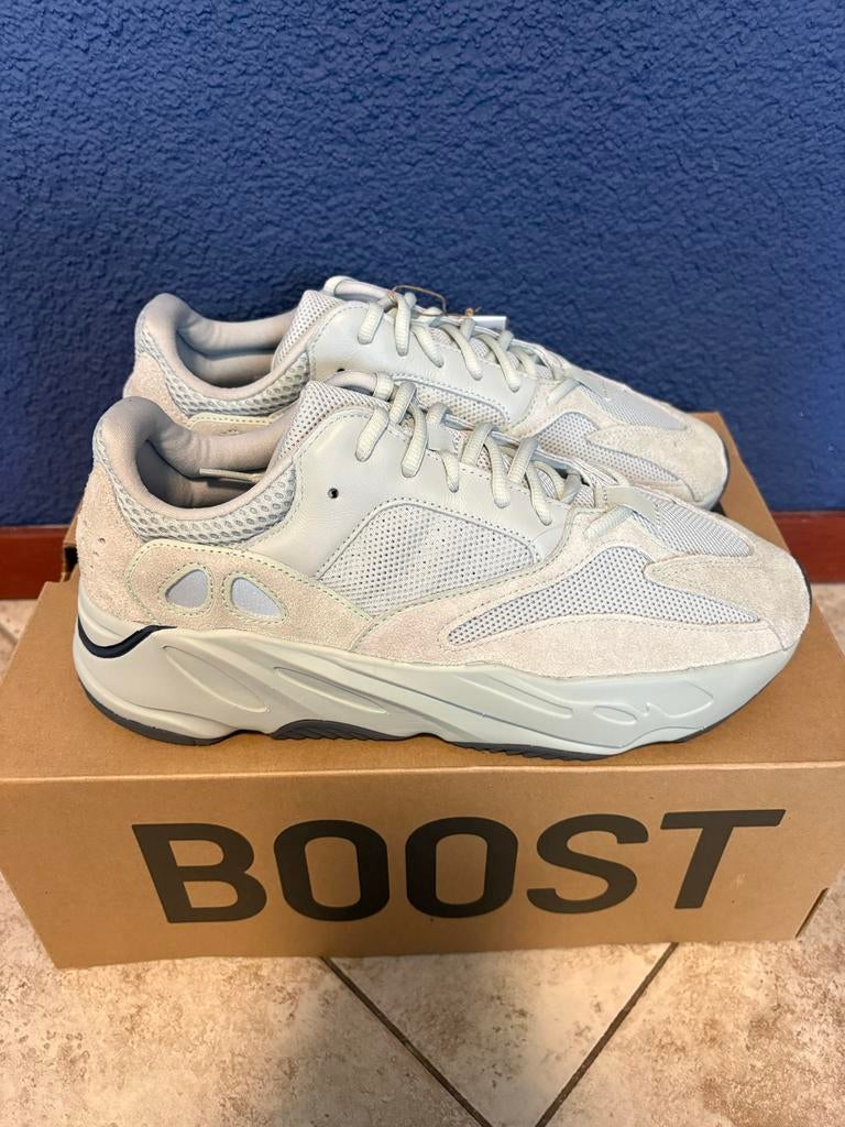 Yeezy Boost 700 Salt - Nieuw - Maat 44 2/3, Ophalen of Verzenden, Nieuw, Overige kleuren, Sneakers of Gympen