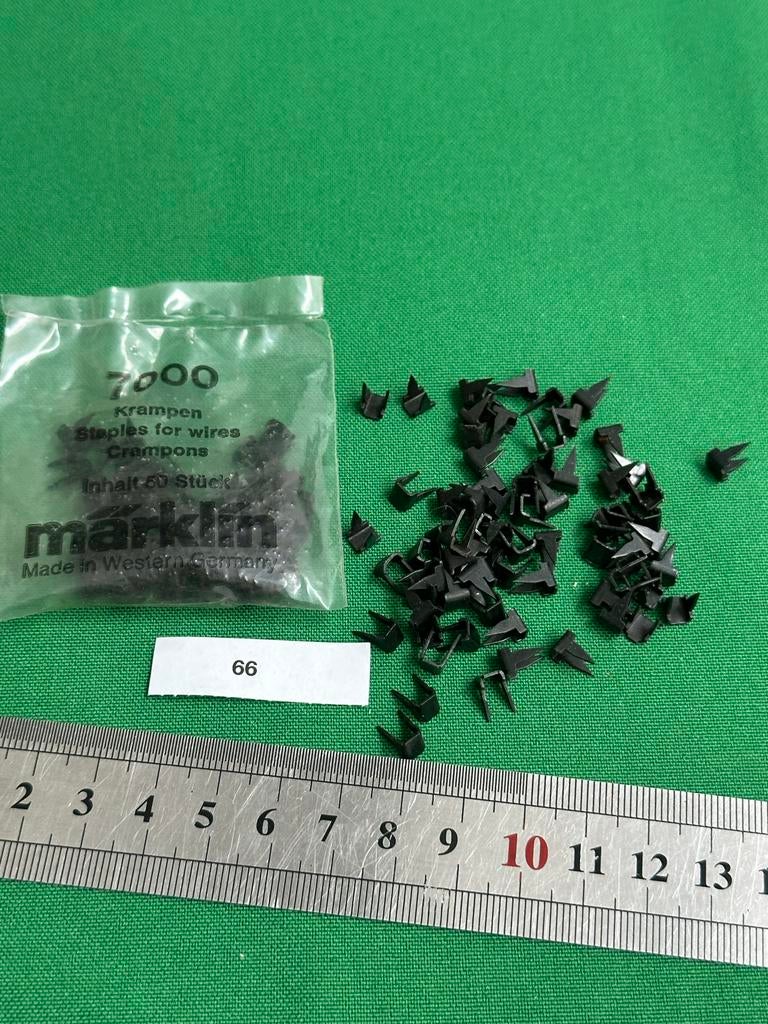 66- Märklin 7000 Krampen voor kabels - ca. 100 stuks, Wisselstroom, Gebruikt, Overige typen, Ophalen of Verzenden