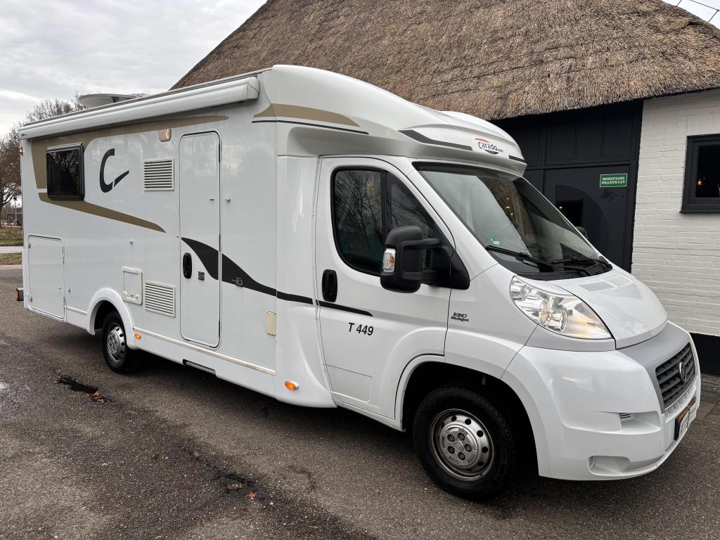 Carado T449 (2014) Zeer ruim - 130pk - Queensbed, Caravans en Kamperen, Koelkast, Ringverwarming, Fiat, Tot en met 2