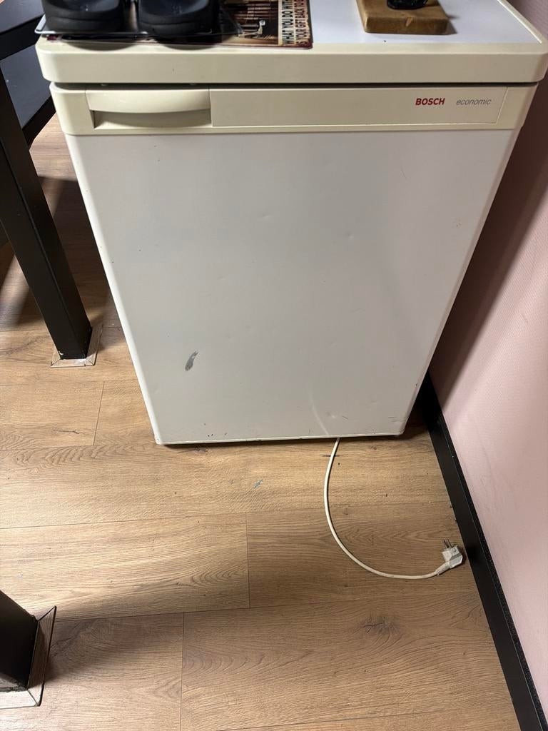 Gratis Bosch koelkast - Werkt goed, moet schoongemaakt, 100 tot 150 liter, 45 tot 60 cm, Ophalen, 85 tot 120 cm