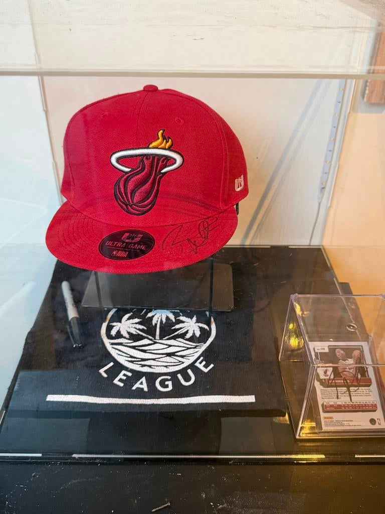 Gesigneerde Miami Heat pet cardBam Adebayo 2 handtekeningen, Ophalen of Verzenden, Nieuw, Overige sporten, Pet of Muts