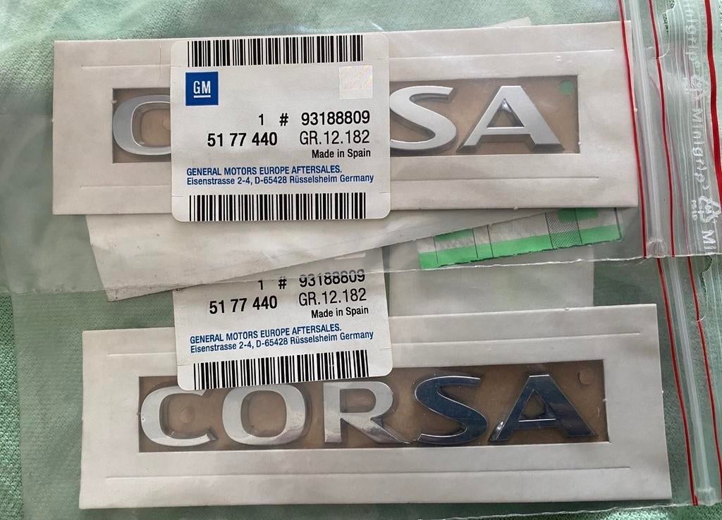 Opel D Corsa Embleem - Origineel GM (2 stuks), Auto diversen, Autostickers, Ophalen of Verzenden