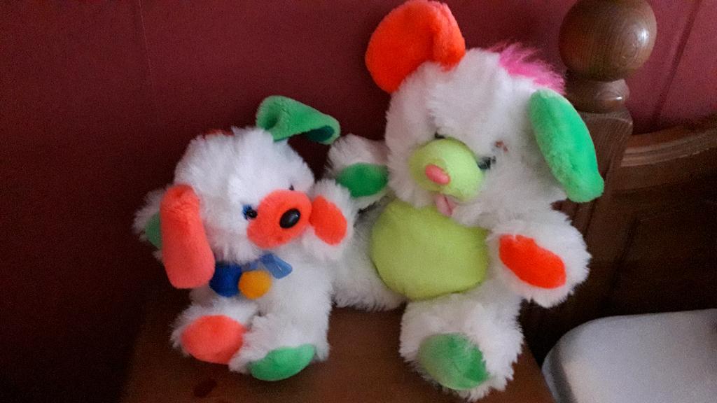 2 Witte beertjes, hondjes felle kleuren 10,00 zgan jaren 90, Kinderen en Baby's, Speelgoed | Knuffels en Pluche, Ophalen of Verzenden