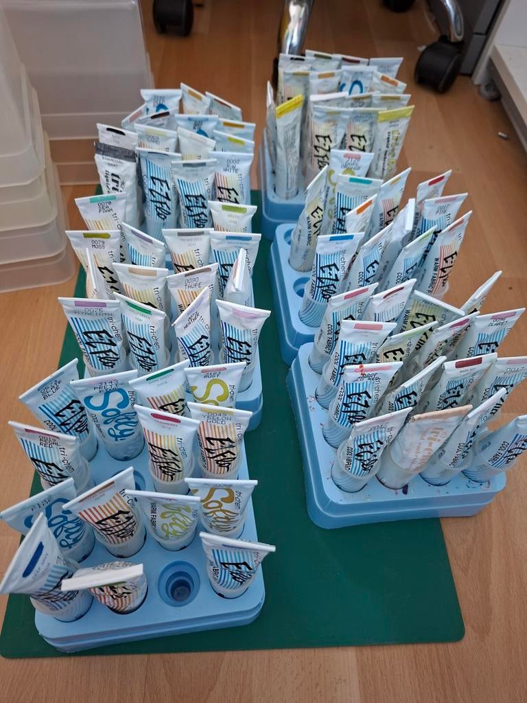 Grote collectie Trichem textielverf met alle toebehoren, Ophalen