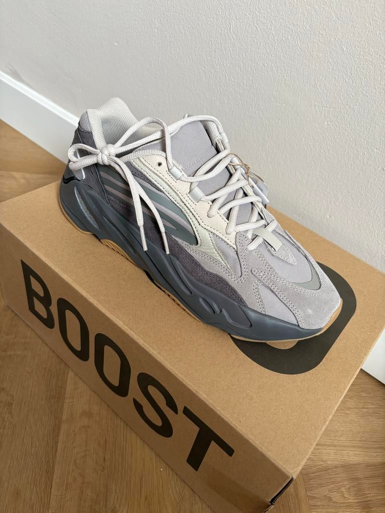 Adidas Yeezy Boost 700 V2 Tephra - 44 2/3 - origineel, Ophalen of Verzenden, Nieuw, Grijs, Sneakers of Gympen