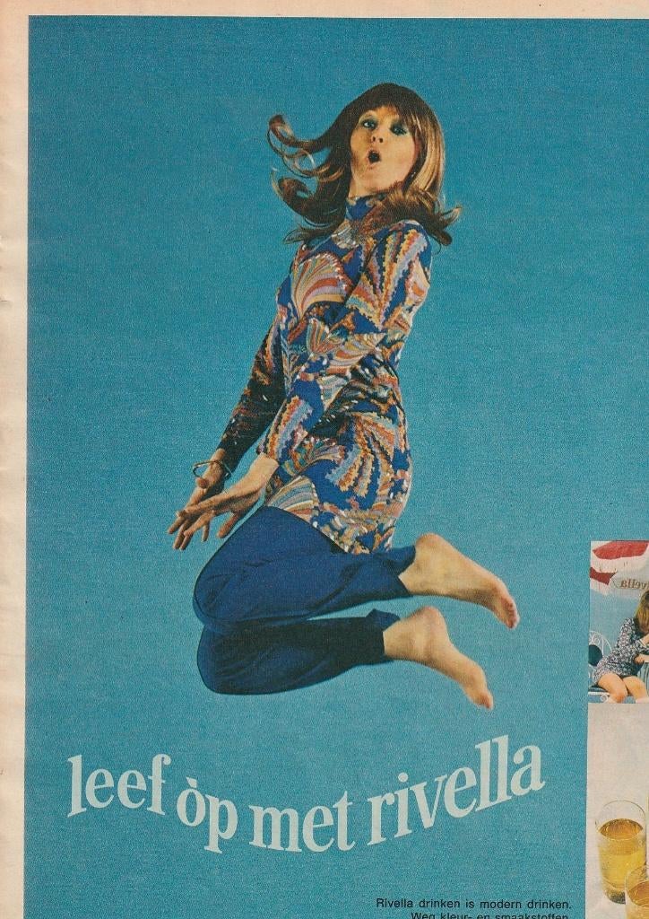 Retro reclame 1970 Rivella frisdrank vrouw in de lucht, Verzamelen, Verzenden, Overige typen