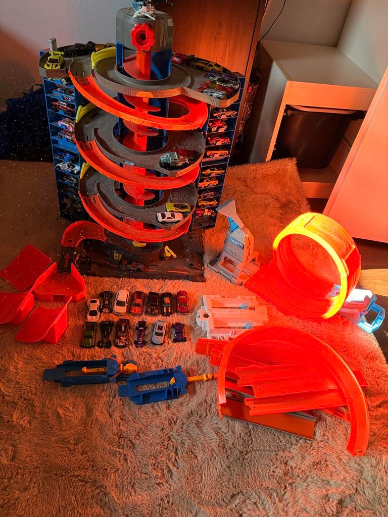 Hot Wheels Mega Garage & Grote Collectie Auto's, Kinderen en Baby's, Ophalen, Zo goed als nieuw