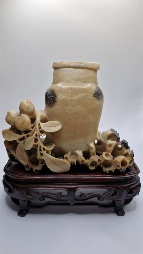 Oosters speksteen beeldje met vaas en decoratie, Antiek en Kunst, Kunst | Niet-Westerse kunst, Ophalen of Verzenden