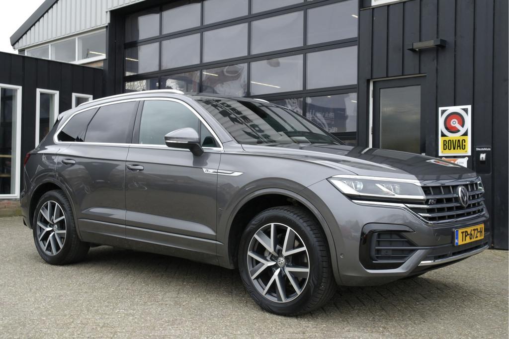 Volkswagen Touareg 3.0 TDI R-Line Automaat | NL-Auto | Trekh, Auto's, 15 km/l, Gebruikt, 241 €/maand, Bedrijf