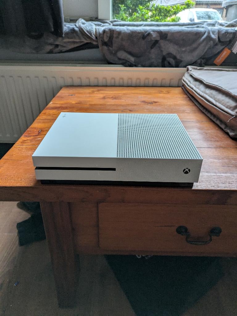 Xbox One S 1TB + Games & Controller, Spelcomputers en Games, Games | Xbox One, Gebruikt, 1 speler, Vanaf 3 jaar, Ophalen