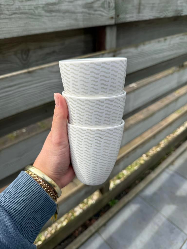 Set van 3 Starbucks kopjes - wit met patroon, Huis en Inrichting, Keuken | Servies, Gebruikt, Keramiek, Ophalen of Verzenden, Overige stijlen