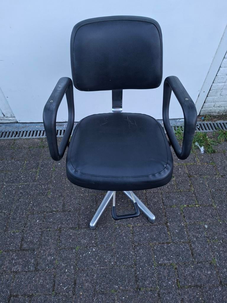Gebruikte kappersstoel voor een leuke prijs, Huis en Inrichting, Gebruikt, Zwart, Ophalen of Verzenden, Eén