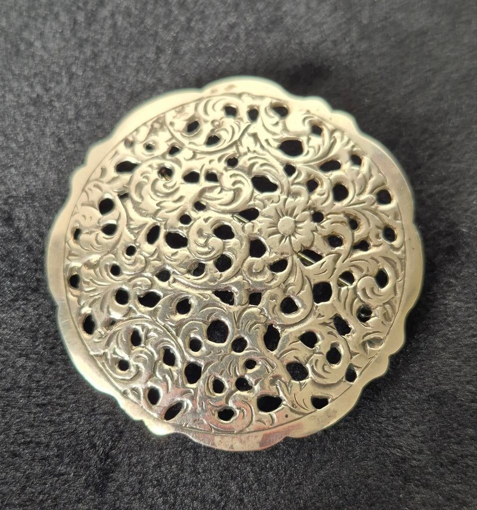 Antieke opengewerkte zilveren broche met bloemen patroon, Ophalen of Verzenden, Zo goed als nieuw, Zilver, Zilver
