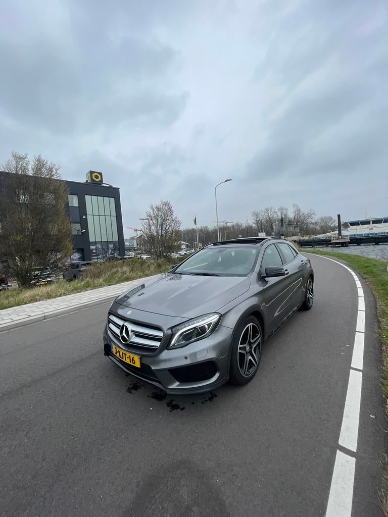 Mercedes-Benz GLA 200 Aut7 AMG LINE Camera, Parksensor, Pano, 156 pk, 715 kg, Particulier, 1335 kg
