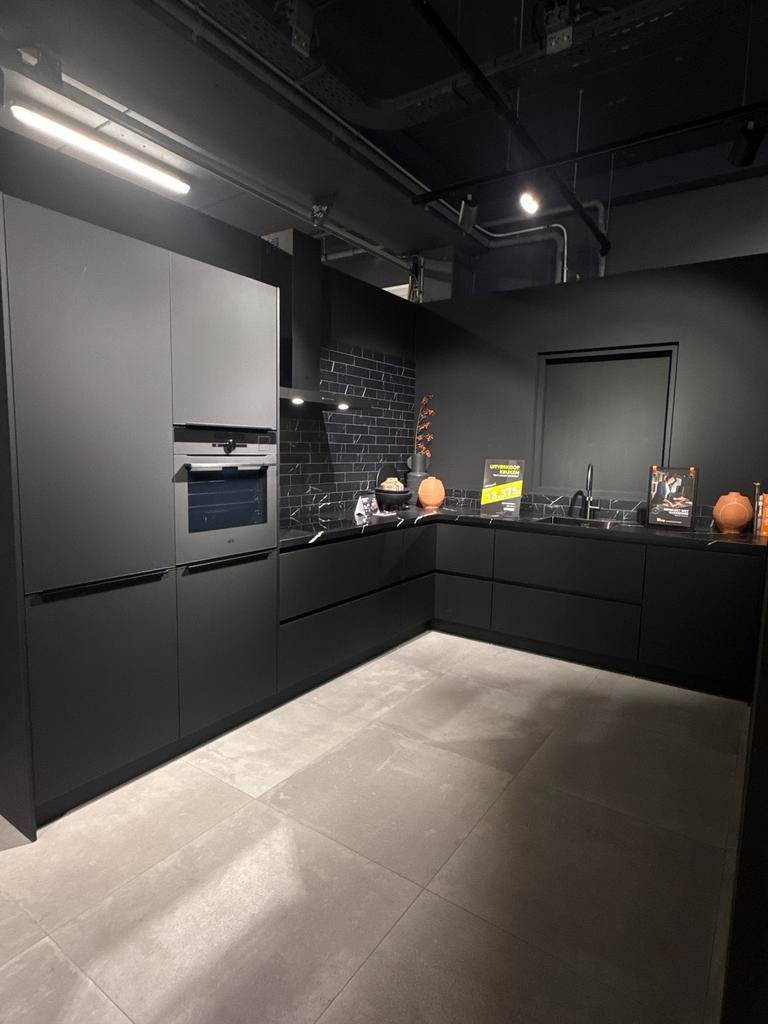 Matzwart hoekkeuken met AEGinbouwapparatuur, Huis en Inrichting, Keuken | Complete keukens, Ophalen, Gebruikt, Overige materialen