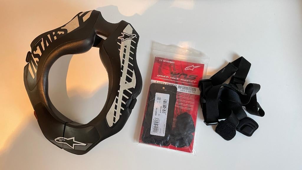 Alpine neksteun voor jonge karters, Sport en Fitness, Karting, Ophalen, Gebruikt, Kleding of Schoenen