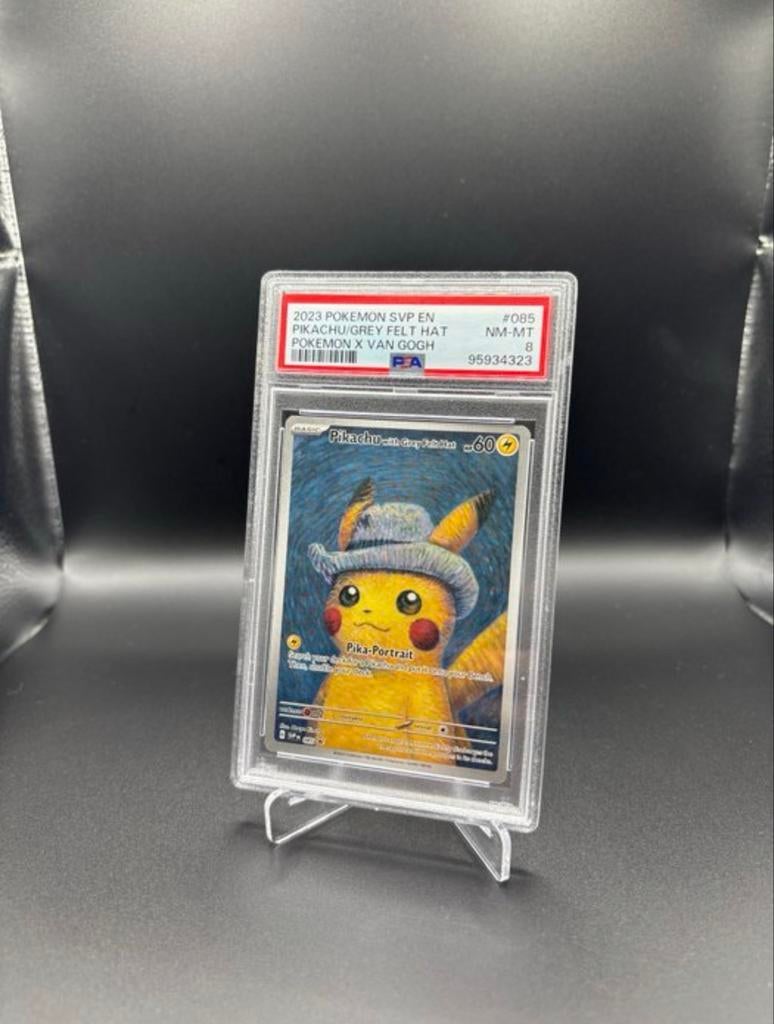 Pikachu met grijze hoed Pokémon kaart PSA 8, Hobby en Vrije tijd, Ophalen of Verzenden, Zo goed als nieuw, Losse kaart
