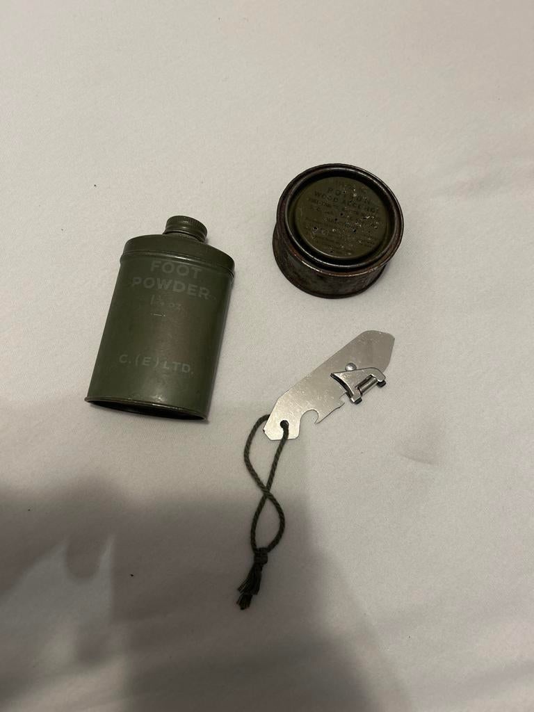 Reproductie P38 blikopener, voetpoeder en alcoholbrander, Ophalen of Verzenden, Overige soorten, Overige gebieden, Overige typen