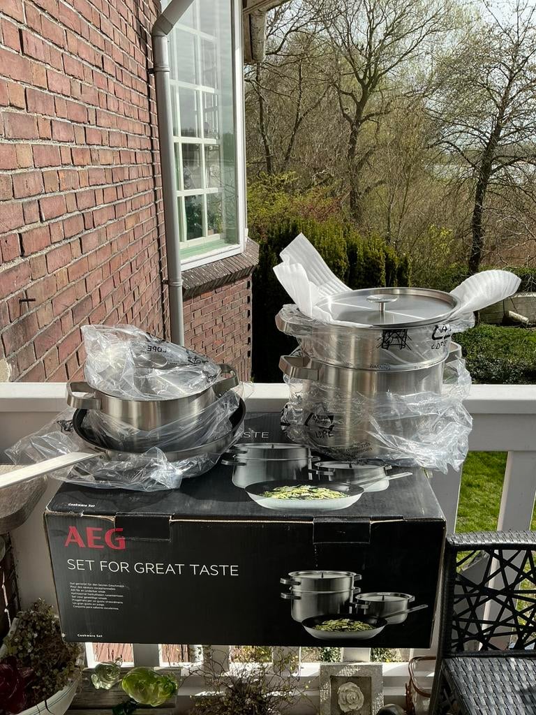 AEG Pannenset 3 stuks, nieuw in doos, ongebruikt oa inductie, Ophalen of Verzenden, Zo goed als nieuw, Rvs, Pannenset